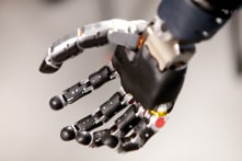 Florida: Người đàn ông đầu tiên được trang bị cánh tay robot điều khiển bằng ý nghĩ