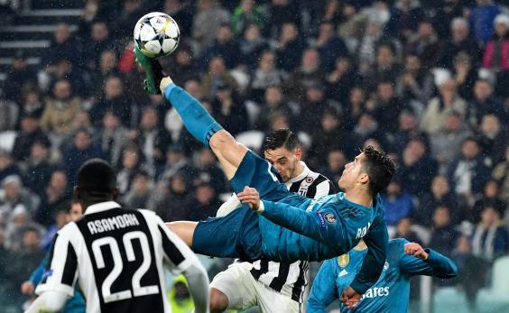 Cú ngả người bắt vô lê của Cristiano Ronaldo là một kỳ tích vật lý