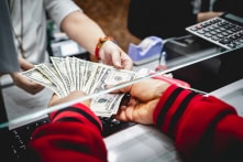 Giá USD tự do tăng cao nhất từ trước đến nay lên 23.350 đồng