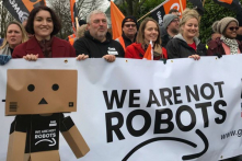 Nhân viên Amazon đình công ngày Black Friday: ‘Chúng tôi không phải robot!’