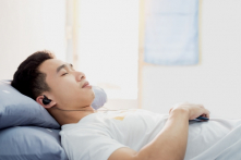 Đeo tai nghe khi ngủ có thể dẫn đến “điếc đột ngột”