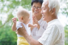 Nghiên cứu: Trông cháu giúp ông bà sống thọ hơn