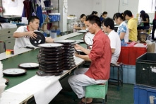 Doanh nghiệp TQ khó khăn khi nối lại hoạt động, người lao động bị giảm lương
