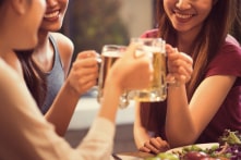 Uống rượu bia tăng nguy cơ ung thư vú, nhưng đa số phụ nữ không biết