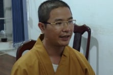 Nhà sư dùng gậy đập vỡ kính ôtô vì lấn đường không được