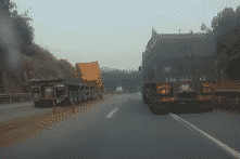 Lấn làn ngược chiều để vượt: Tài xế xe đầu kéo bị tước bằng lái